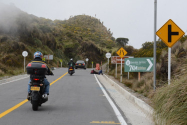 Vehículos en la vía Manizales - Murillo por el sector del cerro Gualí