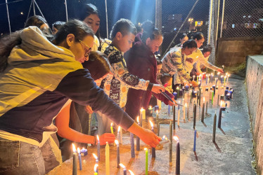 Niños, jóvenes y adultos pidieron por la salud de Laura Sofía González, la menor impactada el pasado domingo por una bala perdida.