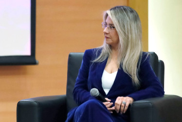 Vicky Dávila, participando de un conversatorio, en la universidad Santo Tomás de Bogotá (Colombia). 