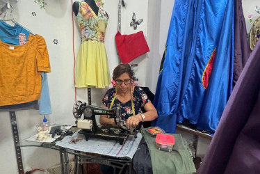 Yaneth Patricia Gómez Villada lleva dos años dedicada a la fabricación de trajes alegóricos al Carnaval de Riosucio.