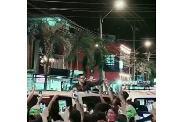 El caldense repartiendo dinero desde su camioneta. 