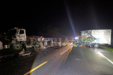 Dos carros de carga pesada se vieron involucrados en el accidente, en el que murió un conductor natural de Sonsón (Antioquia).