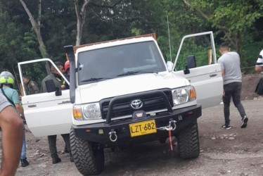 La camioneta en la que se movilizaban las víctimas del atentado entre Mariquita (Tolima) y Victoria (Caldas).