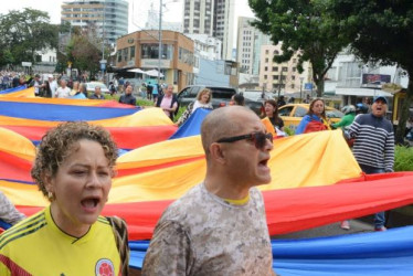 Fotos I Freddy Arango I LA PATRIA  Desde El Cable, por la avenida Santander, hasta la Plaza de Bolívar marcharon ayer en Manizales quienes se oponen la Gobierno del presidente, Gustavo Petro. 