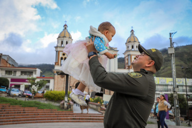 Ahimer Johanny Valencia Botero se convirtió en el salvador de Milagros. Eso lo tiene hoy como uno de los mejores policías de Colombia.