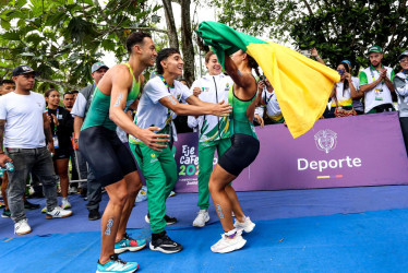 David Aguirre, Valentina Villa, Martín Guevara y Mariana Quiroga celebran el oro en triatlón para Caldas. 