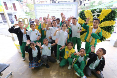 Estudiantes de la Institución Educativa Gran Colombia en la celebración de los 80 años del colegio. 