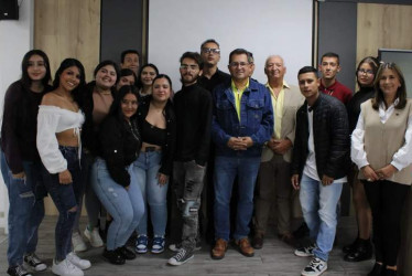 Estudiantes de Universidad en tu colegio posan junto a directivos de la Universidad de Caldas y la Fundación Lúker. 