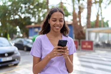 Mujer revisa su celular