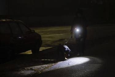 Foto / EFE / LA PATRIA Cerca de un millón de hogares ucranianos se encuentran sin luz por culpa de los bombardeos rusos. 