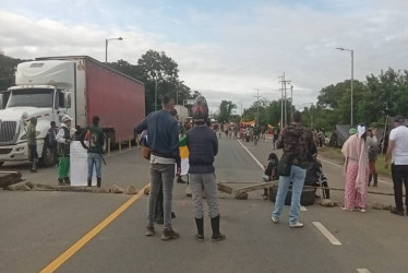 Así se encuentra la carretera de entrada a Belén de Umbría (Risaralda) por una protesta indígena.