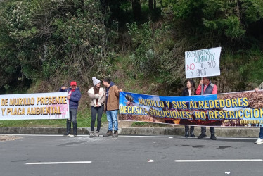 Este viernes (22 de noviembre) protestan comerciantes y dueños de predios en la vía Manizales-Murillo. Piden que se quite el pico y placa de la ruta. Hablan de baja en ventas y de dueños con problemas para acceder a sus predios.