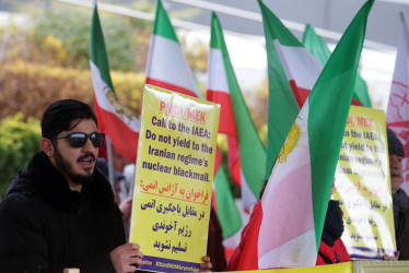 Manifestación del Consejo Nacional de Resistencia de Irán (CNRI) durante una reunión de la Junta de Gobernadores del Organismo Internacional de Energía Atómica (OIEA) en Viena, Austria.