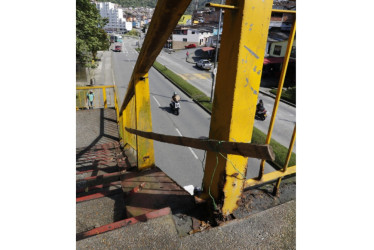 El puente peatonal. Foto de archivo