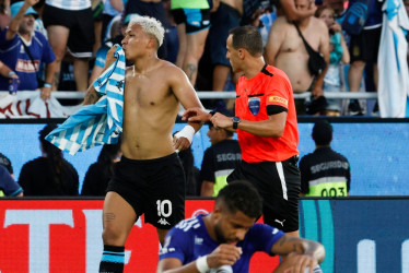 Juanfer le cedió el balón a Martirena en el primer gol de Racing y Roger anotó el tercero para La Academia