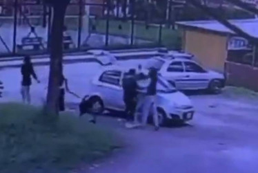 Momento en el que se genera la riña el domingo en Bogotá y ocurre el asesinato del hijo del inspector general de la Policía.