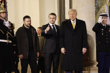 El presidente ucraniano, Volodímir Zelenski, este sábado con sus homólogos de Estados Unidos, Donald Trump, y de Francia, Emmanuel Macron.