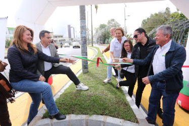 El alcalde Jorge Eduardo Rojas hizo la entrega oficial de la avenida 12 de Octubre en compañía de los representantes a la Cámara Juana Carolina Londoño y Juan Sebastián Gómez, además de los líderes de las Juntas de Administradoras Locales. 