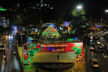 Así luce el alumbrado navideño en el Parque del Agua de Manizales.