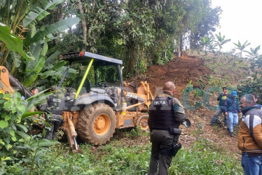 Las autoridades incautaron la retroexcavadora utilizaba para abrir vía en Chavarquía.