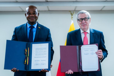 Luis Gilberto Murillo (izq.), ministro de Relaciones Exteriores de Colombia, y Alberto van Klaveren, su homólogo chileno.