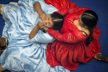 Las cholitas luchadoras Yolanda 'la Amorosa' (izq.) y Sarita 'la Romántica', enfrentadas en un cuadrilátero, en La Paz (Bolivia).