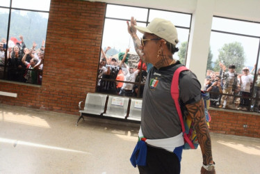 Dayro Moreno encabezó el grupo de jugadores en su llegada al aeropuerto La Nubia.