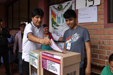 El expresidente de Bolivia, Evo Morales (2006-2019), emite su voto este domingo, durante los comicios electorales judiciales en Cochabamba (Bolivia). 