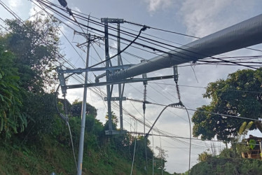 El impacto fue tan fuerte que el poste se partió, quedando en pérdida. 