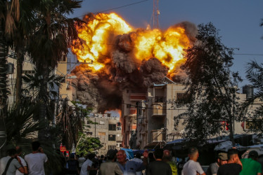 Momento en el que un misil israelí cae sobre un edificio en el campo de refugiados de Al Bureije en el sur de Gaza, el 3 de junio.