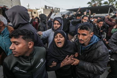 Dolientes reaccionan durante el funeral de periodistas palestinos muertos en un ataque aéreo israelí en el campo de refugiados de Al Nuseirat, en el Hospital de los Mártires de Al Aqsa en Deir Al Balah, en el centro de la Franja de Gaza.