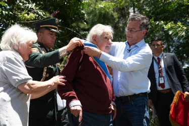 El presidente de Colombia, Gustavo Petro, condecoró al expresidente de Uruguay  José Mujica.