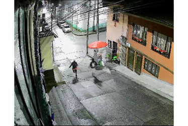 Con un arma de fuego mataron a Jhónatan Darío en el sector de La Cañada, en Manizales. En la foto se ven dos sujetos corriendo luego del ataque.