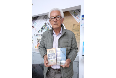 Manuel Galindo con su nuevo libro de crónicas, anécdotas y artículos, escrito a sus 89 años de edad.