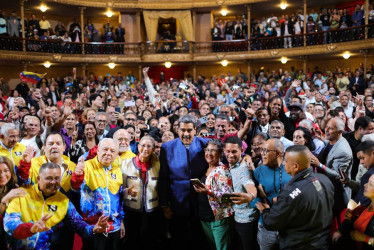 El presidente de Venezuela, Nicolás Maduro (c), posa para la foto junto a juezas y jueces de Paz Comunal el miércoles (25 de diciembre), en Caracas (Venezuela). El mandatario reitera que jurará como presidente el próximo enero en "paz y tranquilidad".