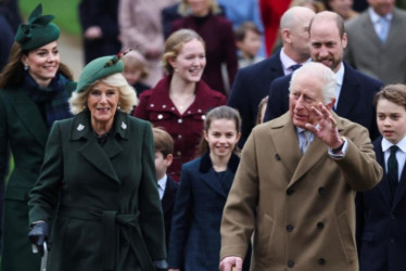 Los reyes del reino Unido, Carlos III y Camila, asisten a una misa de Navidad junto a los príncipes de Gales, Guillermo y Catalina, y los tres hijos de estos.