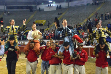 Los tres toreros y la ganadera Gina García salieron a hombros en el debut de la ganadería Campo Real. 