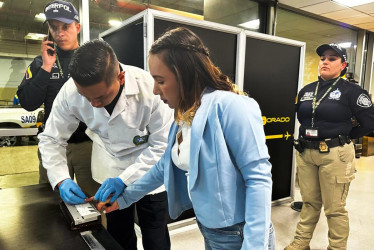 Integrantes de la Organización Internacional de Policía Criminal (Interpol) custodian a la ciudadana venezolana Wanda del Valle durante su proceso de extradición a Perú en Bogotá.