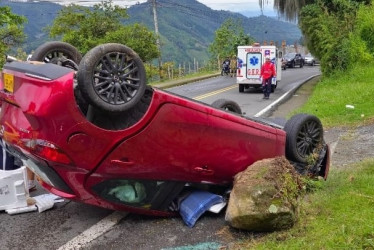 Tras el volcamiento del carro en la antigua vía a Chinchiná, se reportó una persona lesionada.