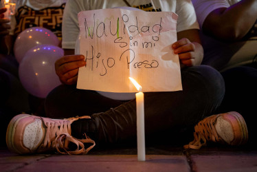 Una mujer sostiene un cartel durante una vigilia frente a la sede del Ministerio Público (Fiscalía) este lunes en Caracas (Venezuela). 