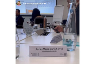 Esta es la imagen del exalcalde Carlos Mario Marín en la Universidad de Cambridge, en la que aparece su nombre y el de la Alcaldía de Manizales.