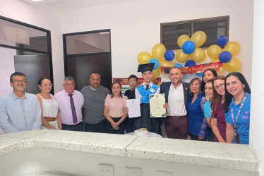 Samuel Monsalve sufrió una caída el día de su grado, fue internado en el hospital y recibió su diploma de bachiller en el hospital.