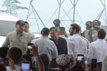 El presidente, Gustavo Petro, llegó a Palestina y fue recibido por varios ciudadanos que lo esperaron en los terraplenes del Aeropuerto del Café. 