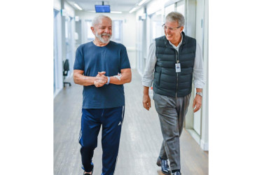 El presidente de Brasil, Luiz Inácio Lula da Silva (i), caminando al lado del médico Marcos Stavale este viernes, en la unidad de cuidados semi intensivos del hospital Sírio Libanés. 