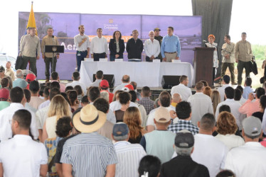 El presidente, Gustavo Petro, estuvo acompañado en la mesa principal por los alcaldes de Palestina (Álvaro Andrés Osorio) y de Manizales (Jorge Eduardo Rojas), así como por el gobernador de Caldas (Henry Gutiérrez), el gerente del Aeropuerto del Café (Fernando Merchán) y la ministra de Transporte (María Constanza García).