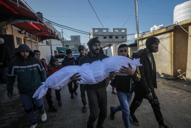 Palestinos cargan el cuerpo de Adam Abu Dahr, de ocho años, durante su funeral cerca del Hospital de los Mártires de Al Aqsa en Deir Al Balah, en el centro de la Franja de Gaza.