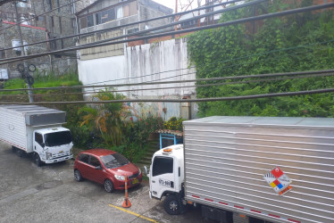 Camiones en zona de parqueo para carros particulares