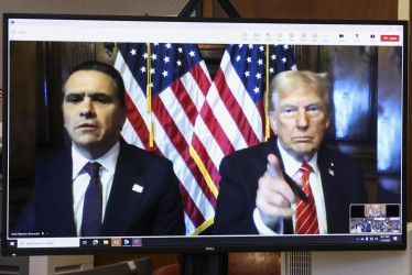 El presidente electo de Estados Unidos, Donald Trump, escucha por videoconferencia este viernes en Nueva York la sentencia a "libertad incondicional" emitida contra él por el juez Juan Merchán. 