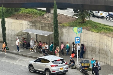 Empresa de transporte entre Manizales y Neira les solicita a las alcaldías un permiso en el paradero metropolitano para mejorar la experiencia de los pasajeros. En la foto, la fila en el otro paradero, ubicado en el Centro Comercial Fundadores, en la tarde del pasado lunes (27 de enero).