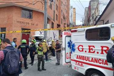 El conductor resultó lesionado y debieron usar equipo hidráulico para rescatarlo.